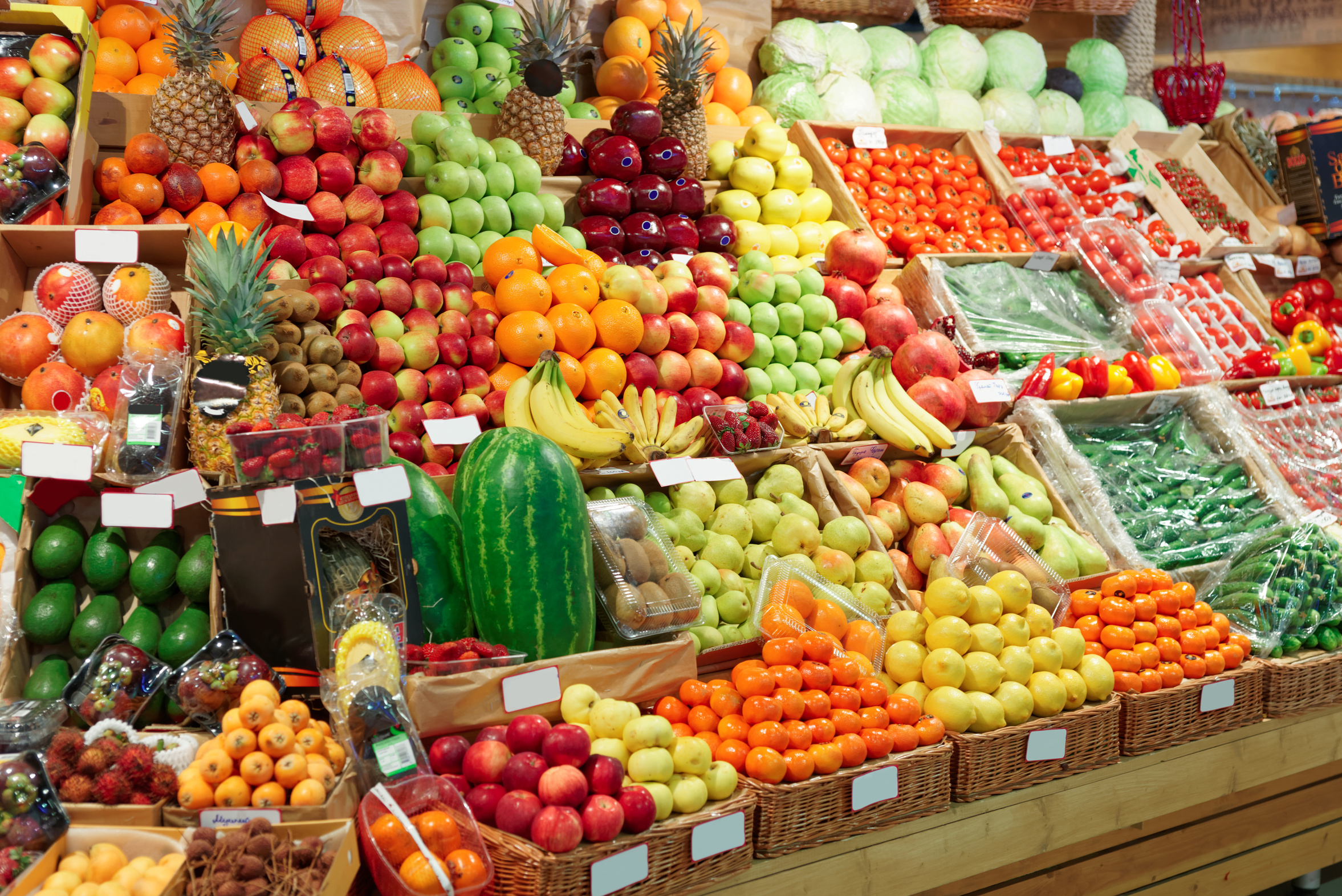 Рынок витрины. Прилавок с фруктами. Овощи на прилавке. Выкладка овощей и фруктов. Прилавок с овощами и фруктами на рынке.