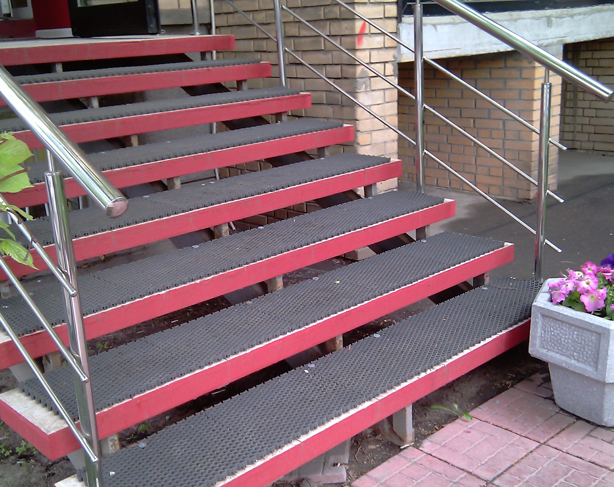 Покрытие на ступеньки. Противоскользящие накладки на ступени деревянной лестницы на улице. Резиновые накладки на ступени противоскользящие. Резиновая плитка NEWMIX противоскользящая ступень. Накладки противоскольжения на ступени для лестницы.